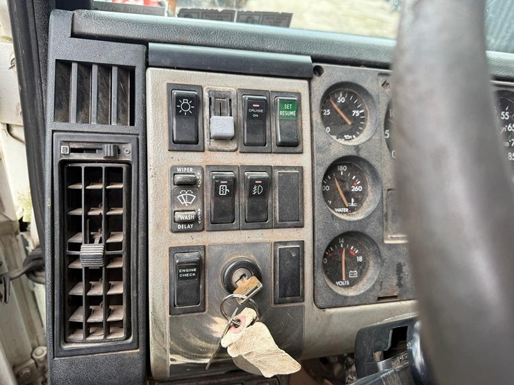 2000-freightliner-fl70-image-26