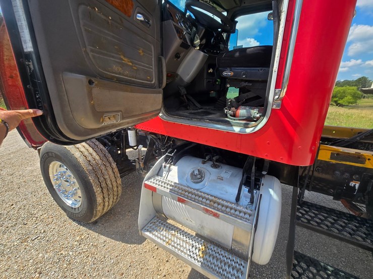 2009-peterbilt-367-image-40