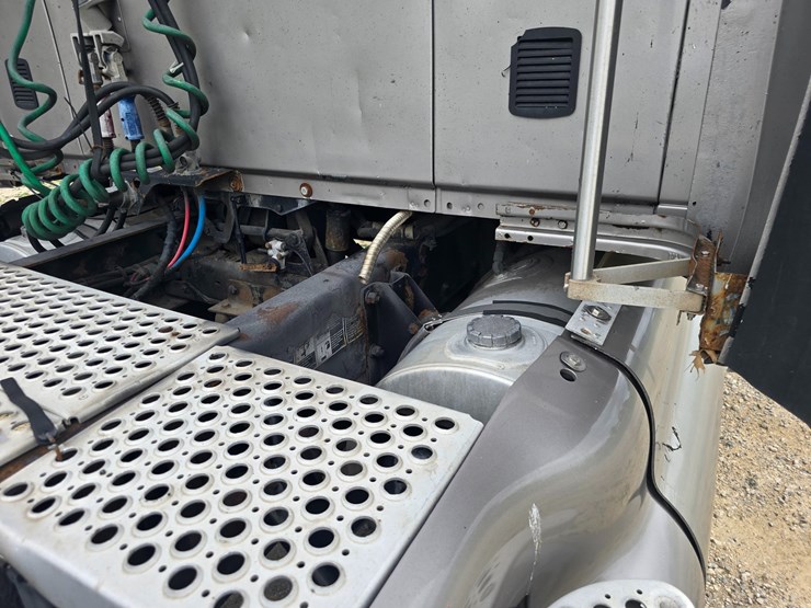 2010-kenworth-t2000-image-93
