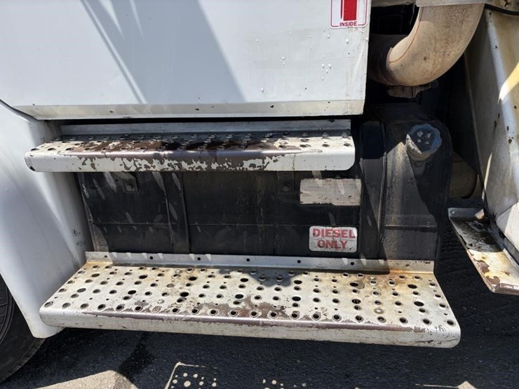 2000-freightliner-fl80-image-6