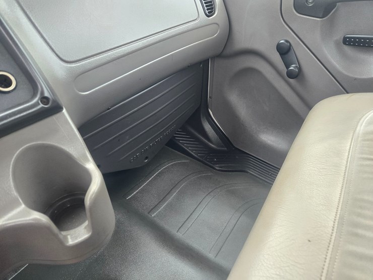 2010-freightliner-m2-106-image-58