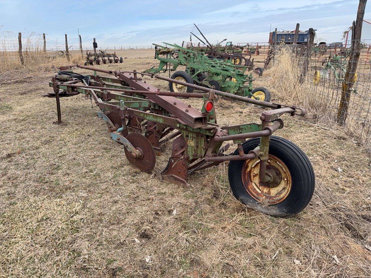 john-deere-pull-type-four-bottom-plow-image-3