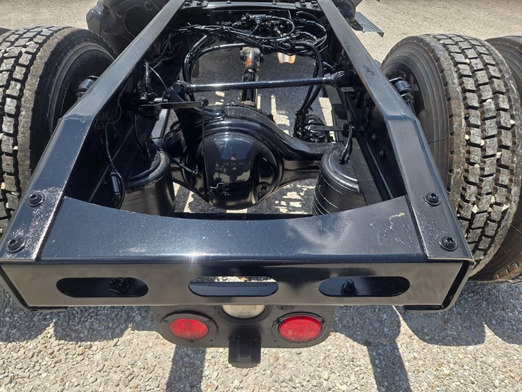 2018-freightliner-m2-106-image-63