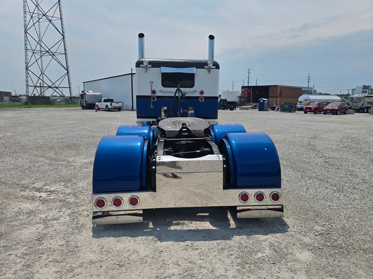 2000-peterbilt-379-image-23
