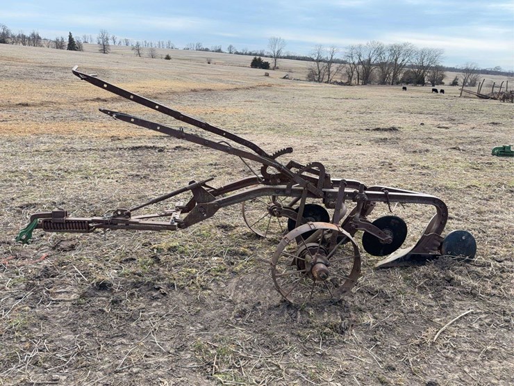 john-deere-pull-type-two-bottom-plow-image-2