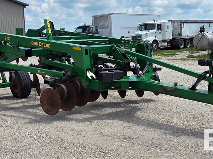 2010-john-deere-2700-image-3