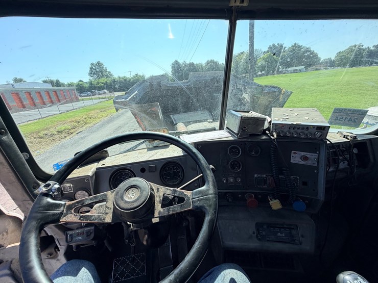 1993-mack-dm690s-image-110