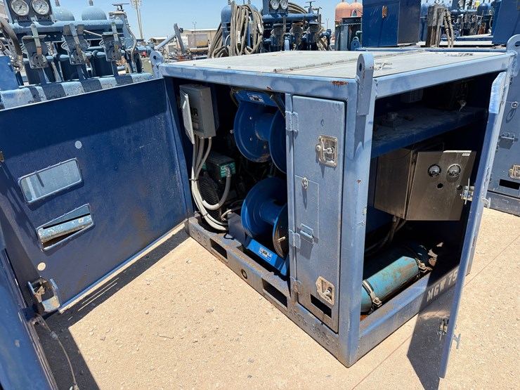self-contained-20k-wp-grease-injection-unit-combo-p/b-8.4-kw-isuzu-diesel-generator-image-1