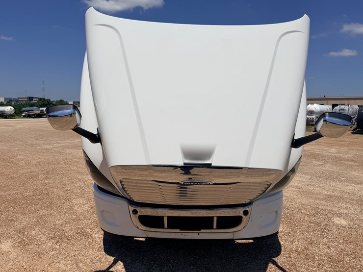 2016-freightliner-cascadia-125-image-38