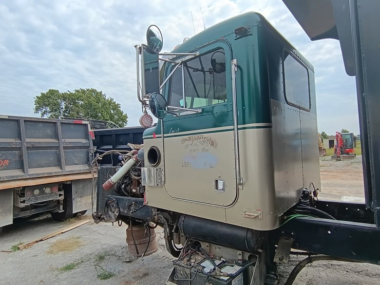 1997-peterbilt-379-image-3