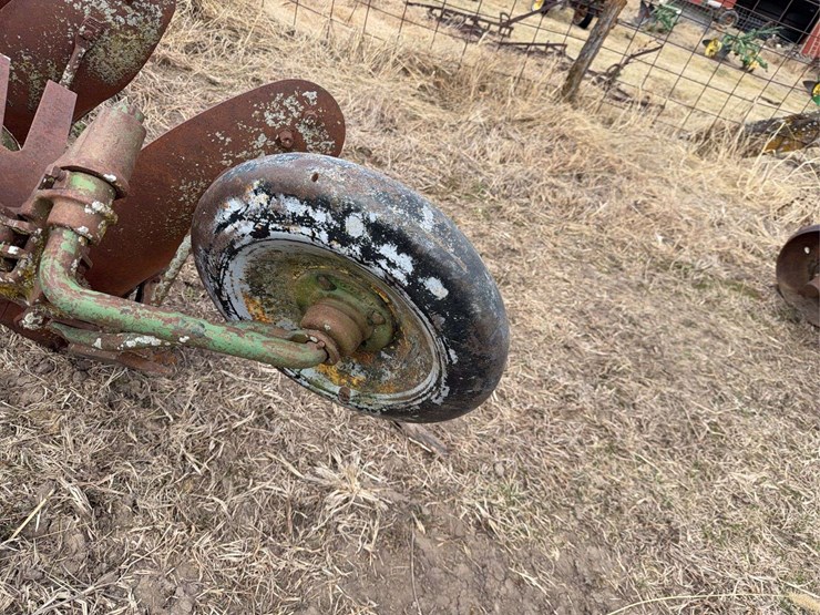 john-deere-three-bottom-three-point-plow-image-13