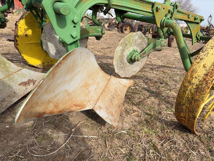 john-deere-pull-type-three-bottom-plow-image-12