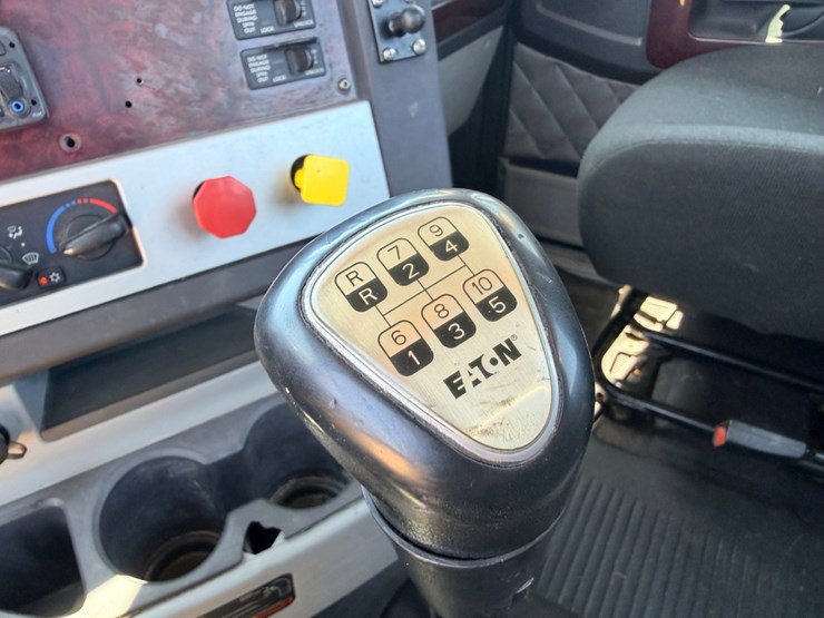 2016-freightliner-122sd-image-111