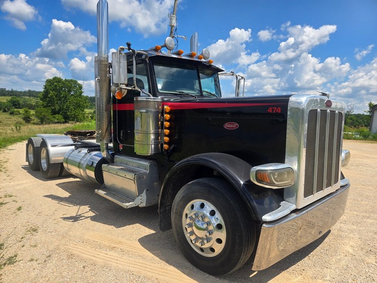 2016-peterbilt-389-image-19