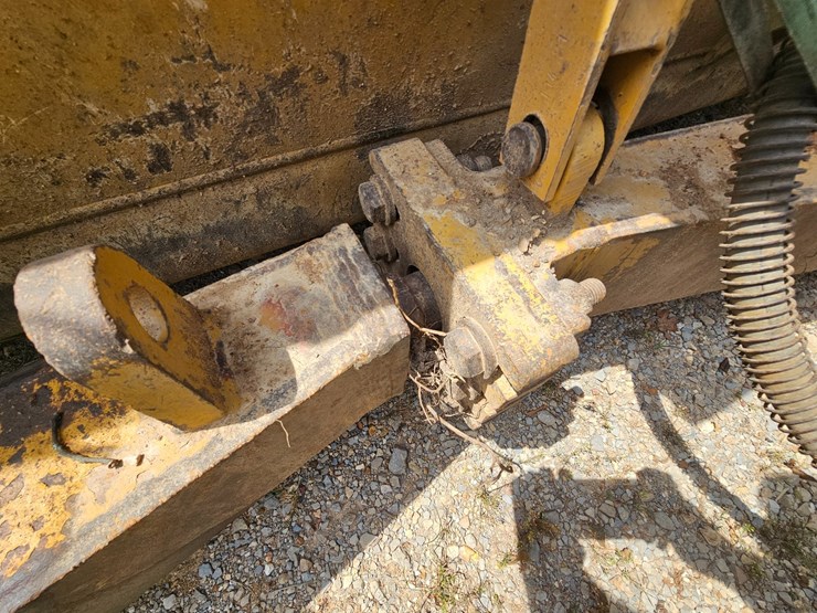2019-caterpillar-d6-image-97