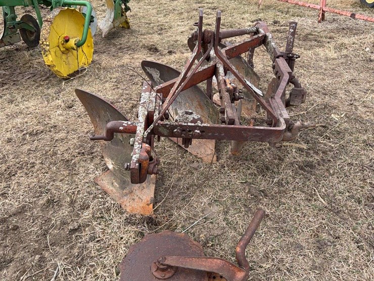 john-deere-pull-type-three-bottom-plow-image-8