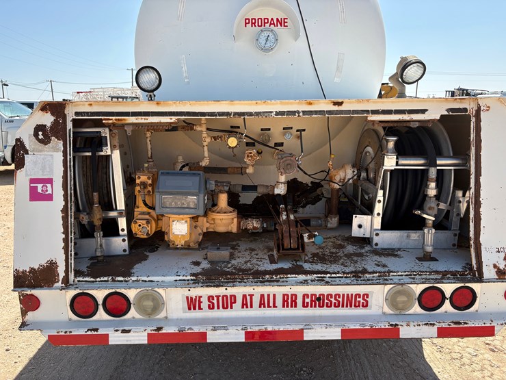 2004-peterbilt-330-image-4