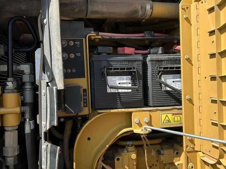 2011-caterpillar-140m2-awd-image-42