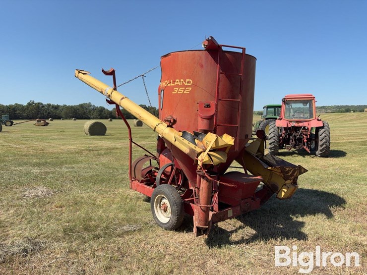 new-holland-352-image-7