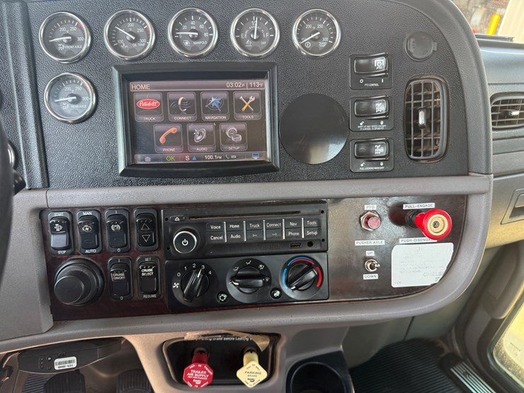 2012-peterbilt-367-image-19