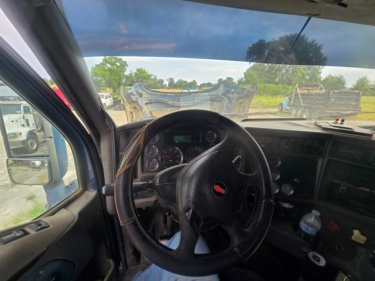 2011-kenworth-t700-image-76
