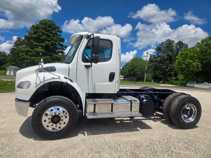 2018-freightliner-m2-106-image-4