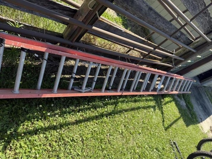 keller-32'-fiberglass-extension-ladder-image-1