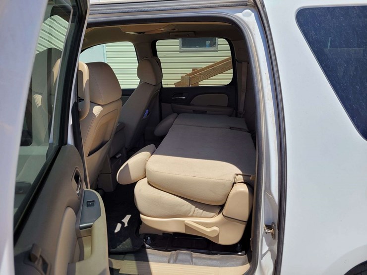2013-chevrolet-suburban-image-10