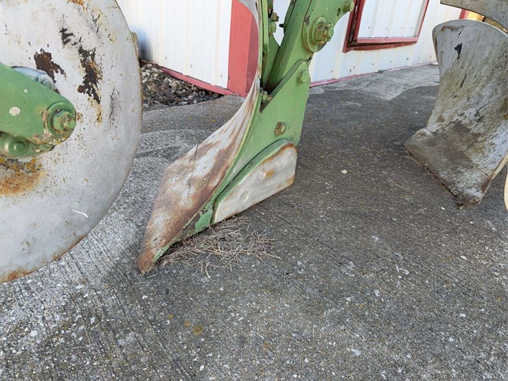 john-deere-three-point-four-bottom-plow-image-14
