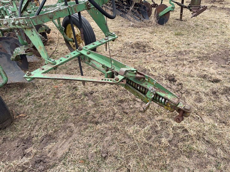 john-deere-pull-type-three-bottom-plow-image-8