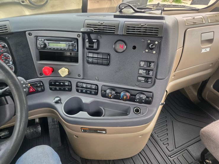 2012-freightliner-cascadia-113-image-49