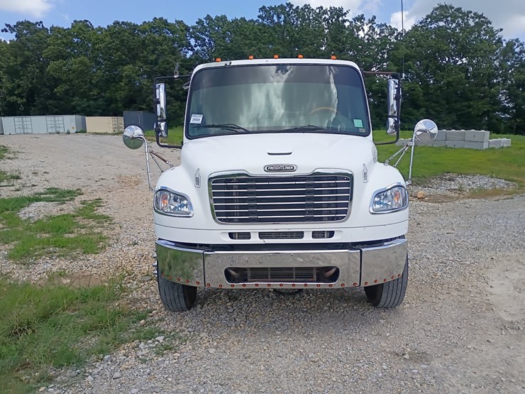 2008-freightliner-m2-106-image-15