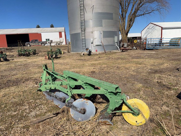 john-deere-three-point-two-bottom-plow-image-3