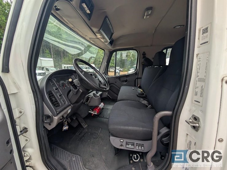 2018-freightliner-m2-stakebed-truck-image-3