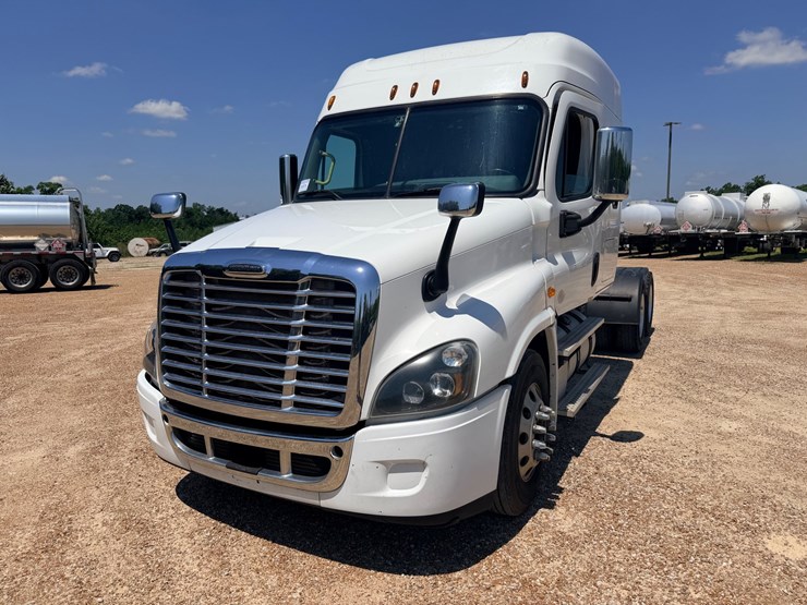 2016-freightliner-cascadia-125-image-2
