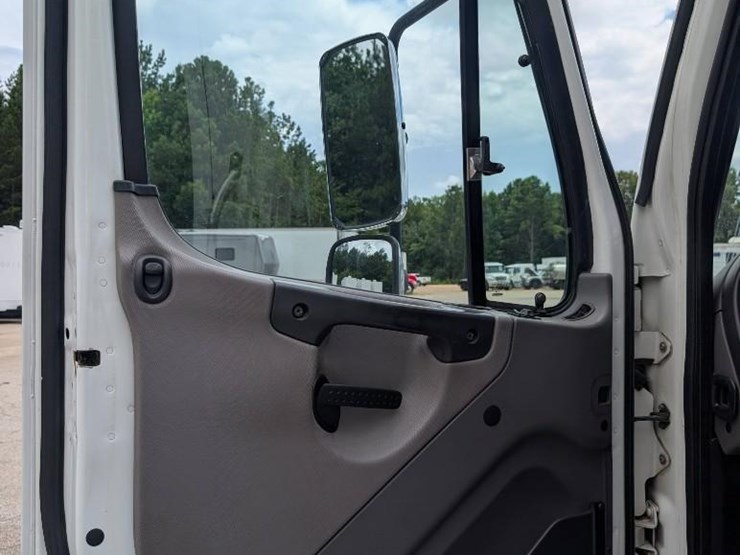2011-freightliner-m2-stakebed-truck-image-16