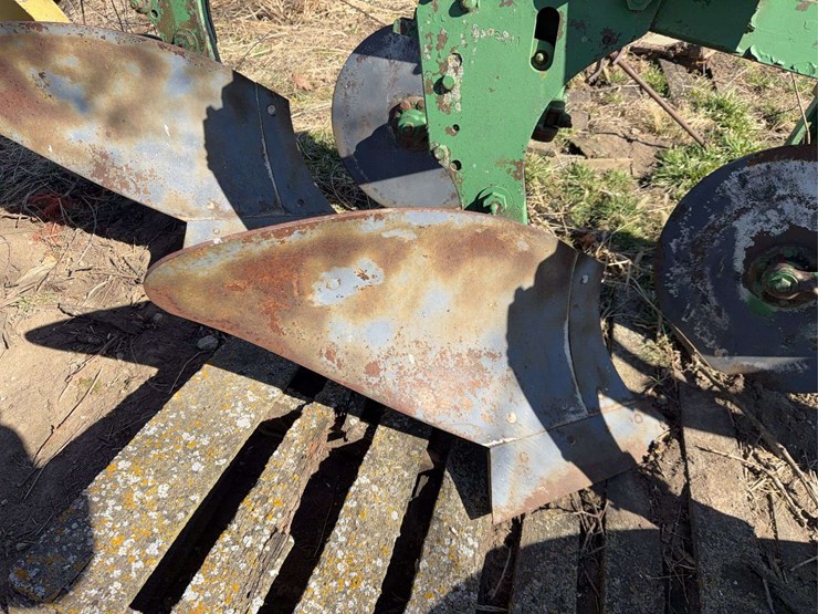 john-deere-three-point-three-bottom-plow-image-12