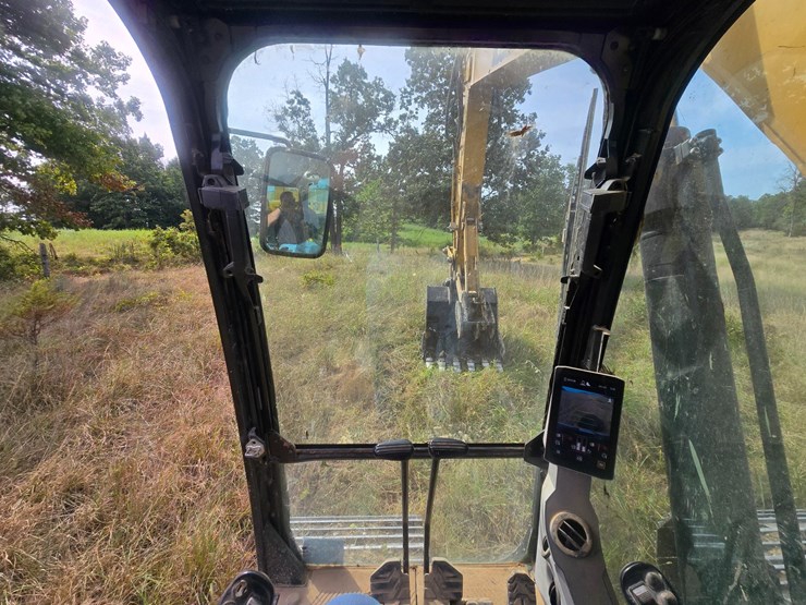 2019-caterpillar-320-image-61