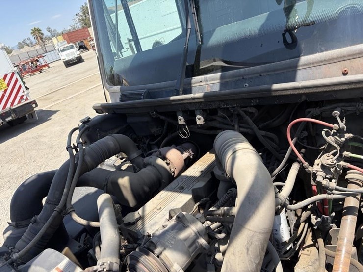 2000-freightliner-fl80-image-10