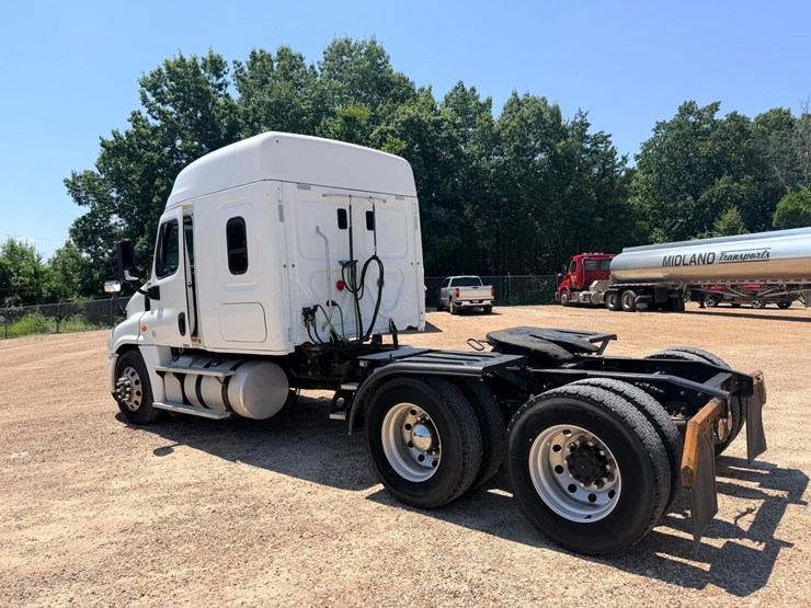 2016-freightliner-cascadia-125-image-9