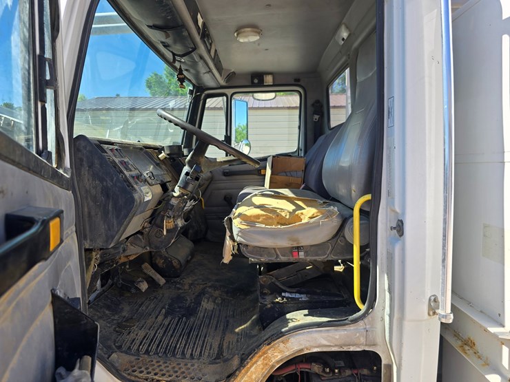 2001-freightliner-fl70-image-49