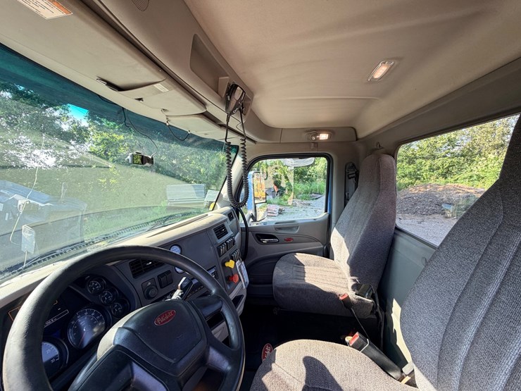 2021-peterbilt-579-image-116
