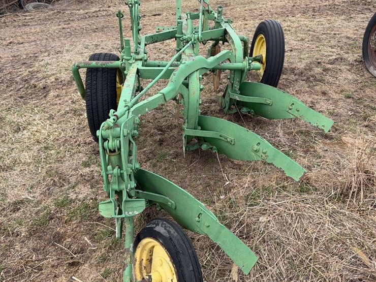 john-deere-pull-type-three-bottom-plow-image-4