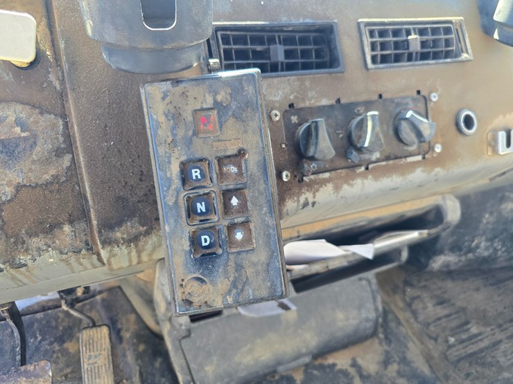 2001-freightliner-fl70-image-57