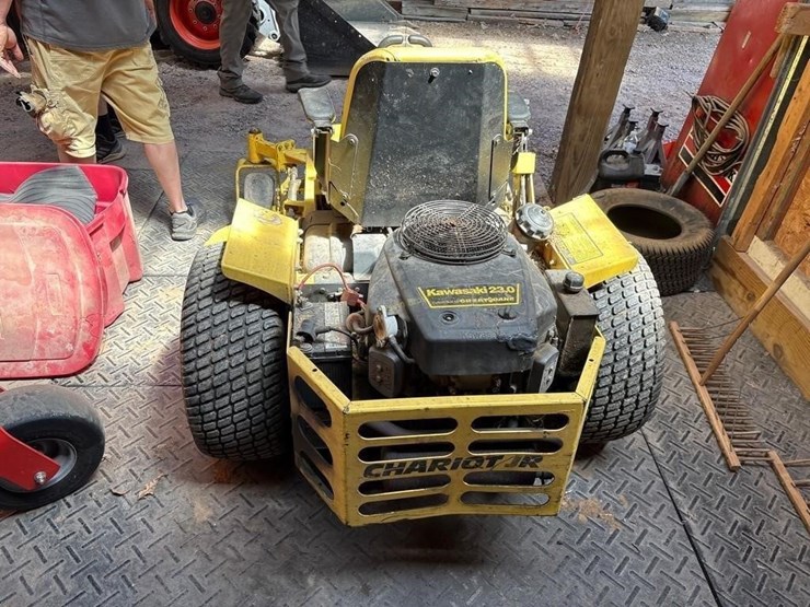 great-dane-chariot-jr-zero-turn-mower-image-5
