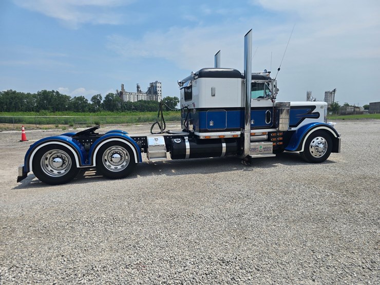 2000-peterbilt-379-image-32
