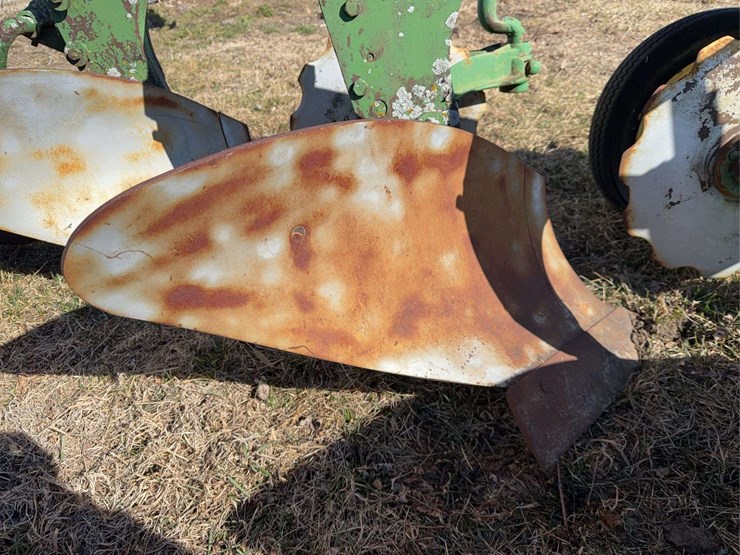 john-deere-three-point-three-bottom-plow-image-13