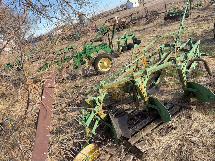 john-deere-pull-type-three-bottom-plow-image-4