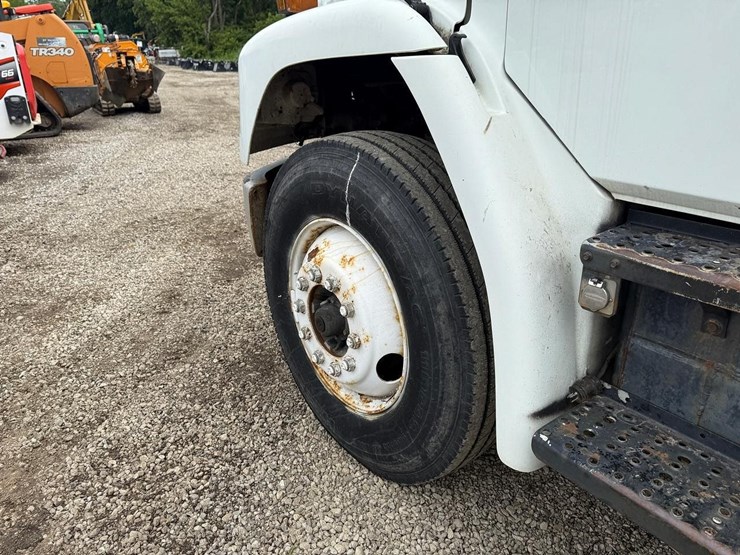 2000-freightliner-fl70-image-17