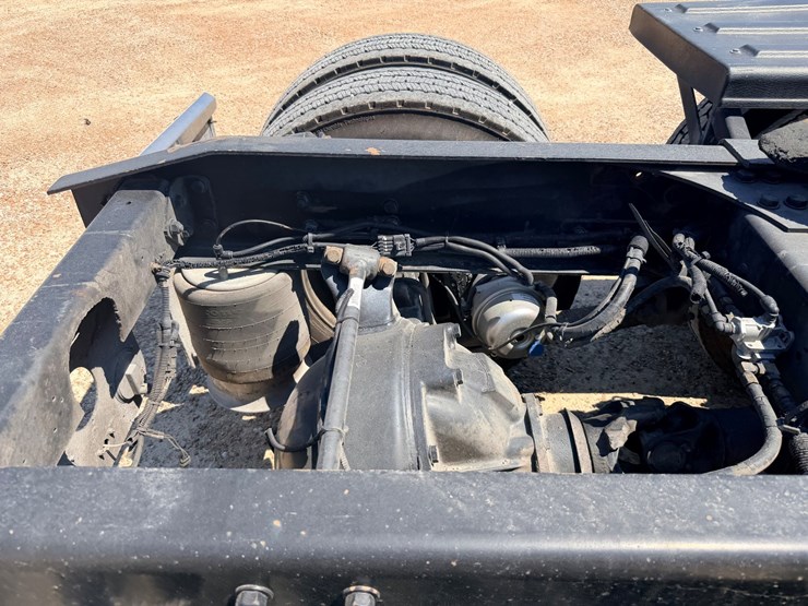 2016-freightliner-122sd-image-55